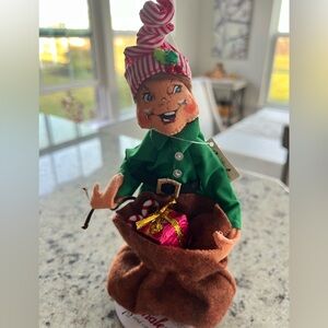 Annalee 9" Workshop Elf Holding Sack 2016 - 500116